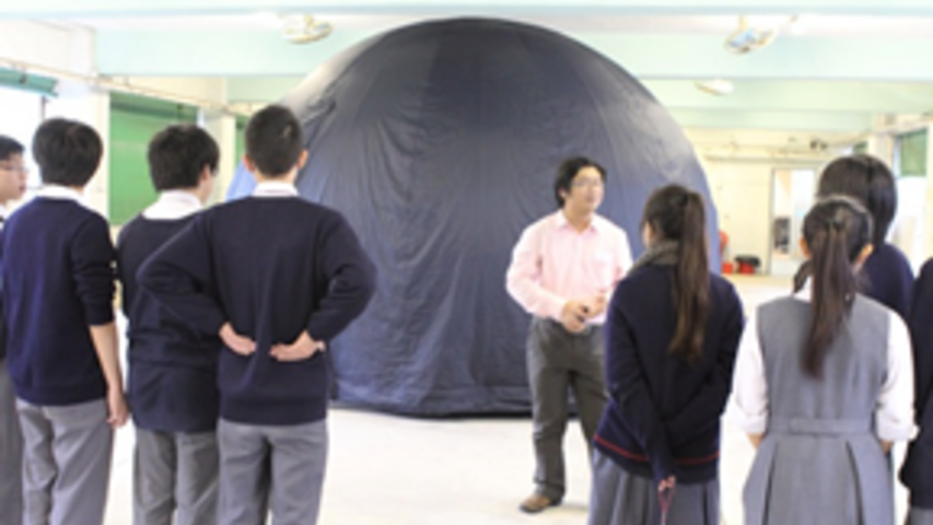 中學光污染工作坊內容：於流動天象廳外進行活動前的簡介