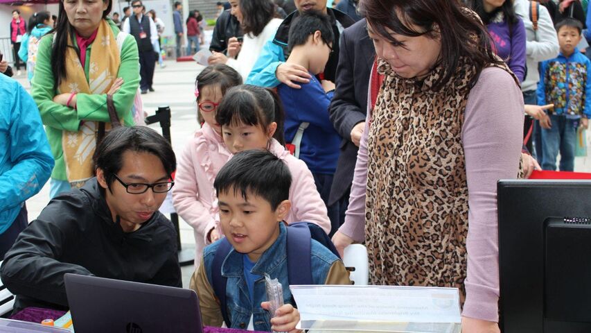 Public interactions at the Fun Science Carnival