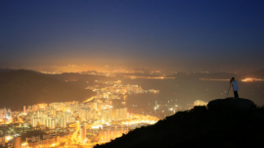 亞軍:梁凱傑(作品:青山下的香港)